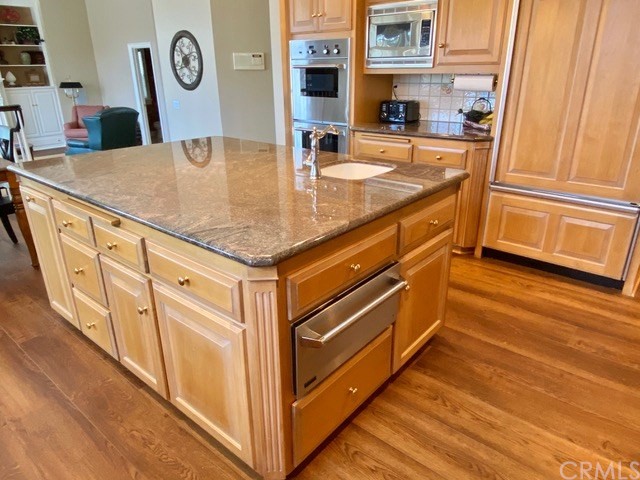 1010 Black Oaks Drive Lake Arrowhead, CA 92352 - Photo 17 of 52 a kitchen with stainless steel appliances granite countertop a sink and a stove