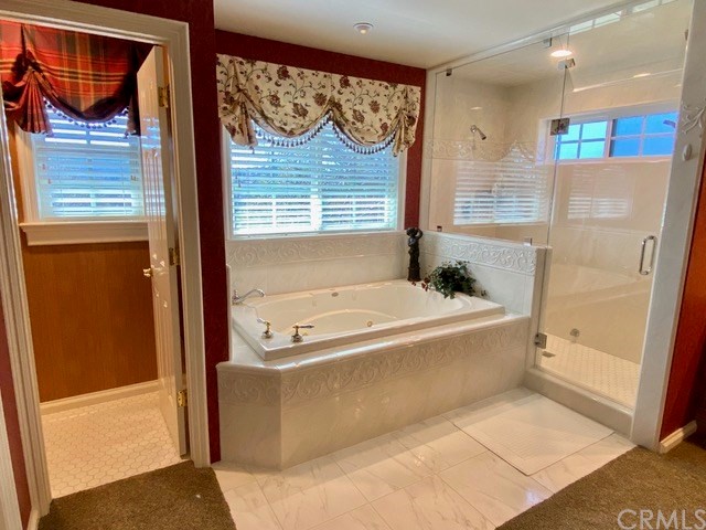 1010 Black Oaks Drive Lake Arrowhead, CA 92352 - Photo 33 of 52 a bathroom with bathtub and a shower