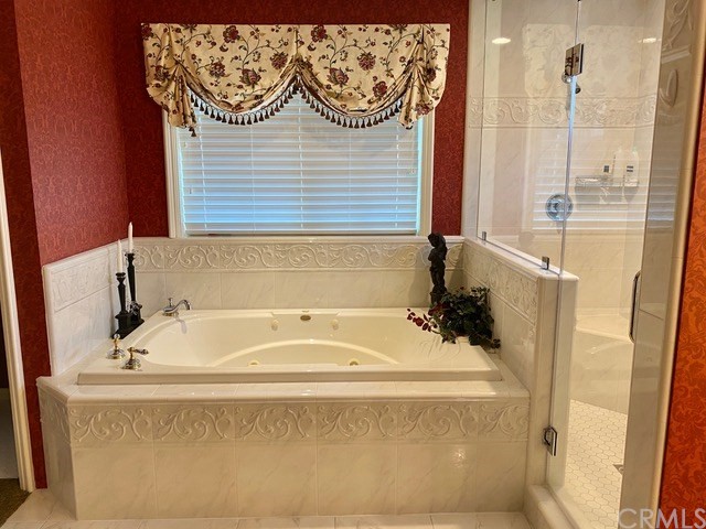 1010 Black Oaks Drive Lake Arrowhead, CA 92352 - Photo 35 of 52 a bathroom with a bathtub