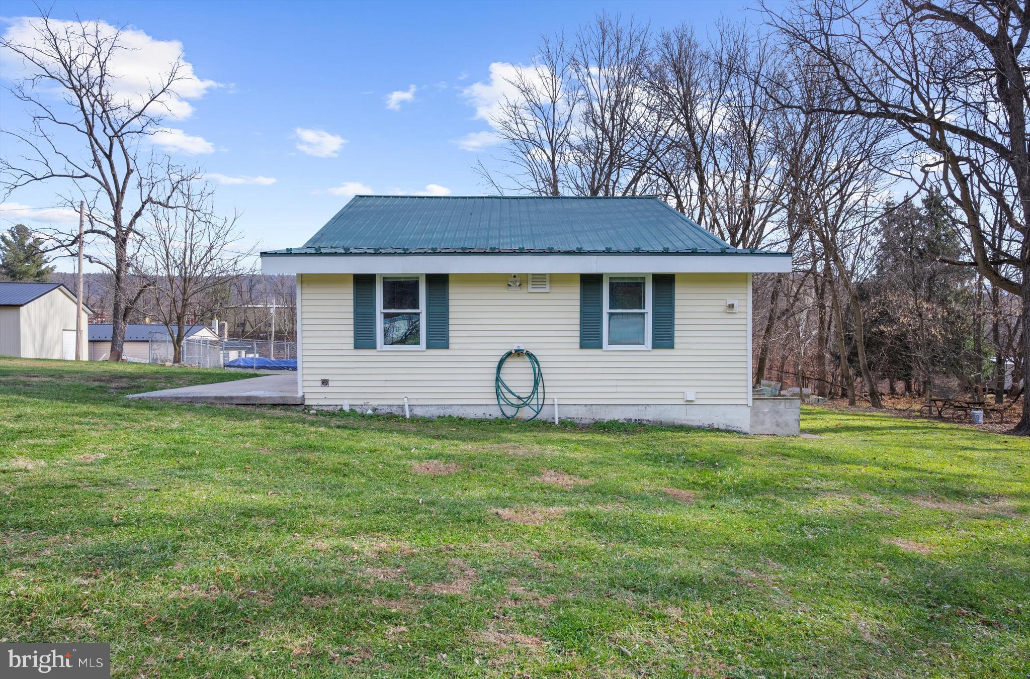 2219 Back Road Sharpsburg, MD 21782 - Photo 28 of 31 a backyard of a house with table and chairs