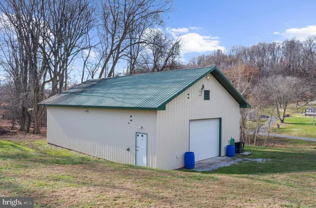 a view of a house with backyard