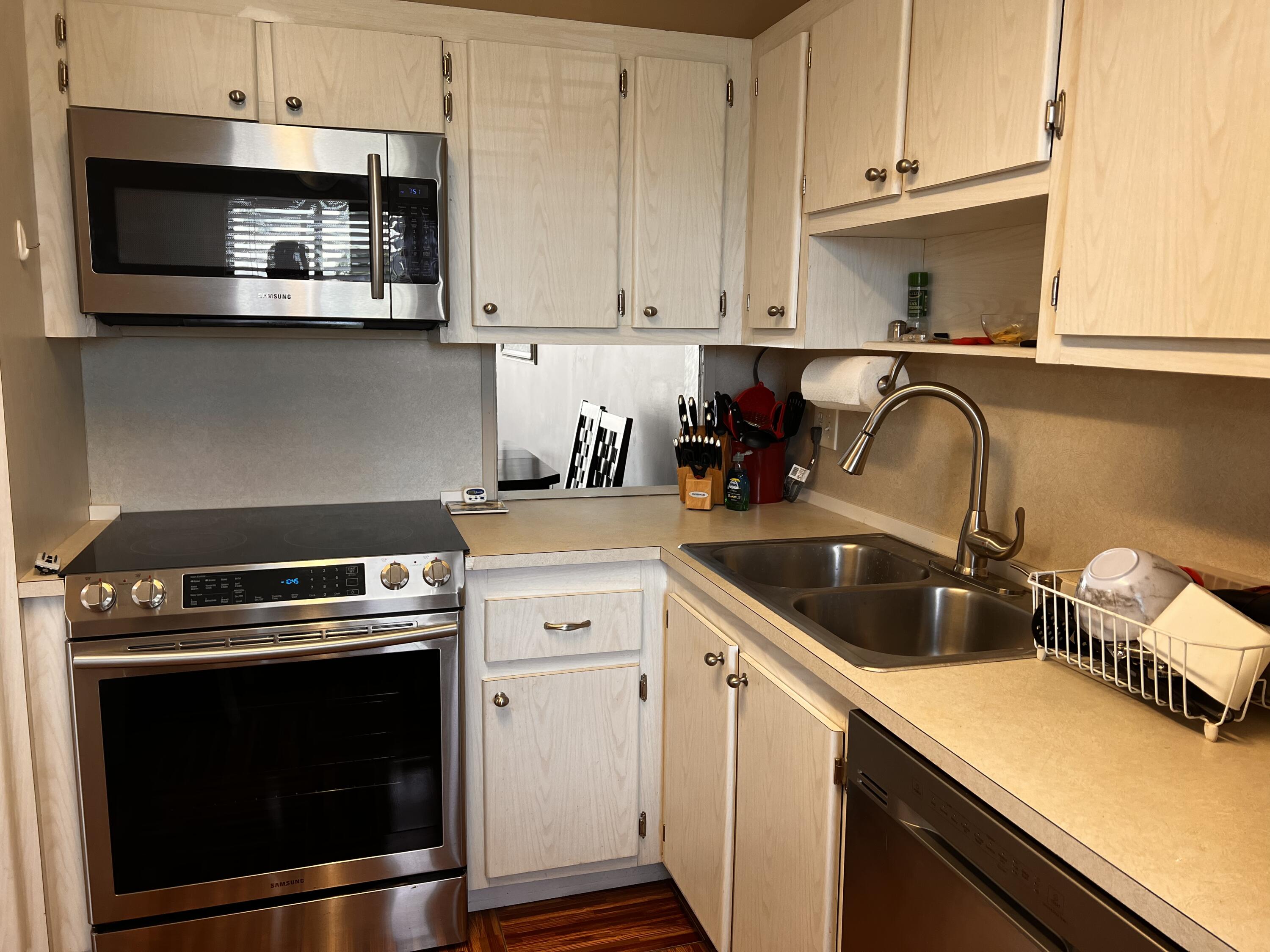 4070 Tivoli Court, Unit 202 Lake Worth, FL 33467 - Photo 9 of 28 2025-02-19 10.45.13