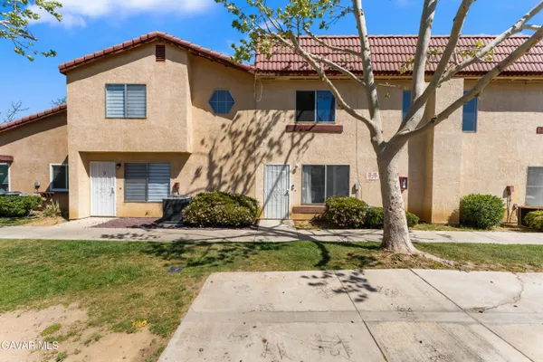 $319,999 | 1750 East Ave Q14, Unit 10, Palmdale, CA 93550