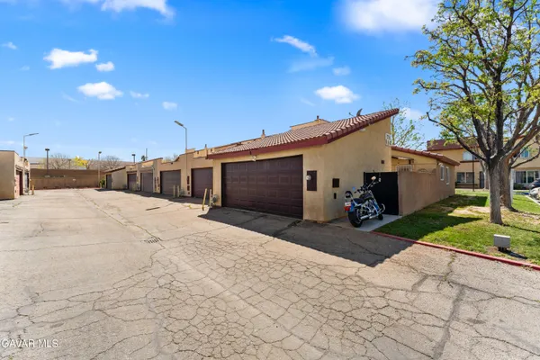 $319,999 | 1750 East Ave Q14, Unit 10, Palmdale, CA 93550