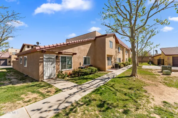 $319,999 | 1750 East Ave Q14, Unit 10, Palmdale, CA 93550