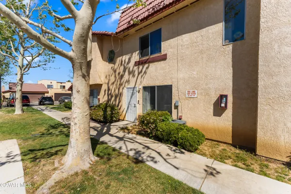 $319,999 | 1750 East Ave Q14, Unit 10, Palmdale, CA 93550
