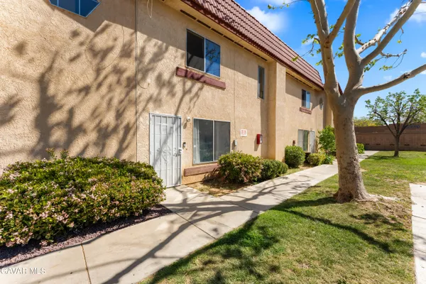 $319,999 | 1750 East Ave Q14, Unit 10, Palmdale, CA 93550