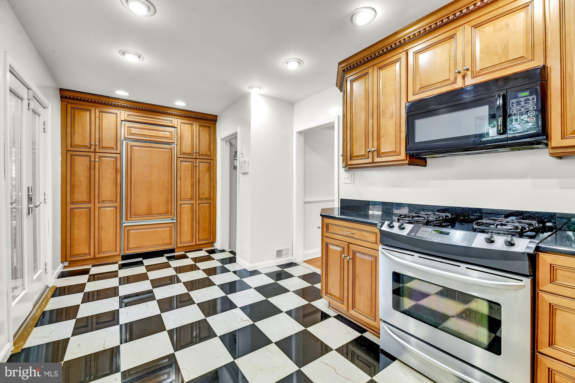 821 Warwick Road Baltimore, MD 21229 - Photo 11 of 29