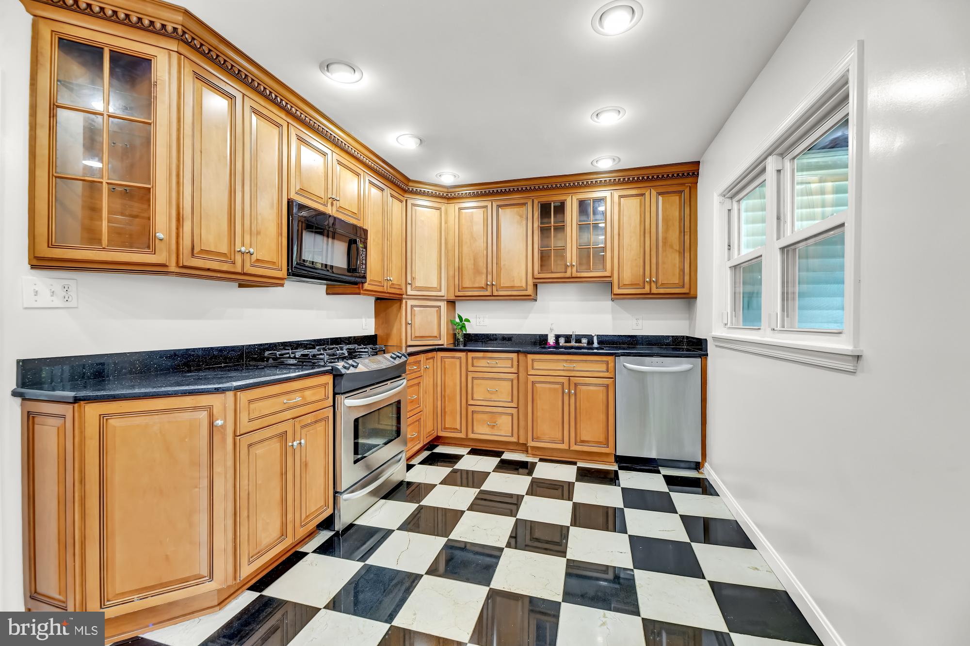 821 Warwick Road Baltimore, MD 21229 - Photo 8 of 29