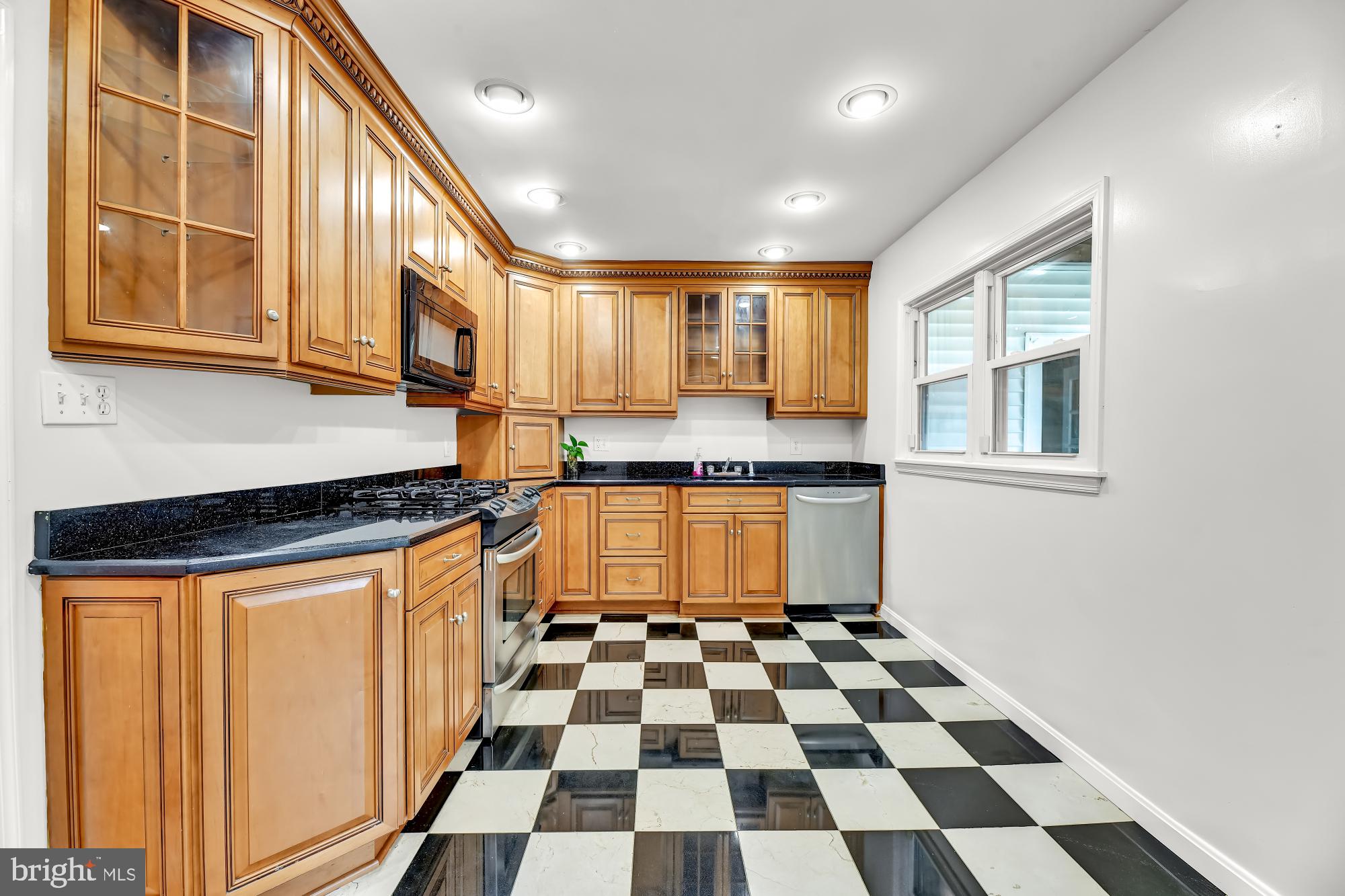 821 Warwick Road Baltimore, MD 21229 - Photo 9 of 29