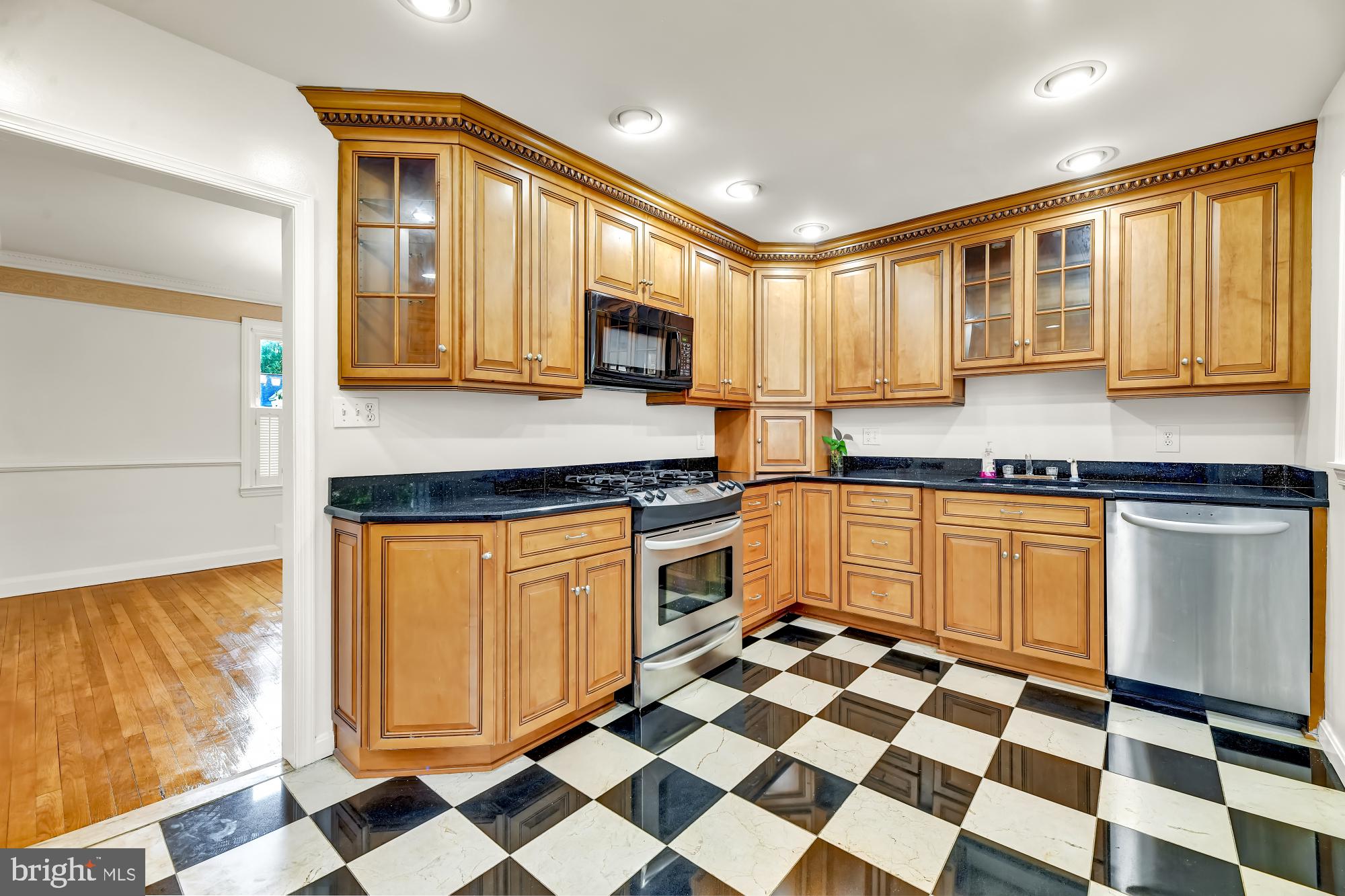 821 Warwick Road Baltimore, MD 21229 - Photo 10 of 29