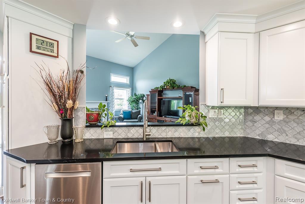 7158 Stow Road Fowlerville, MI 48836 - Photo 6 of 47