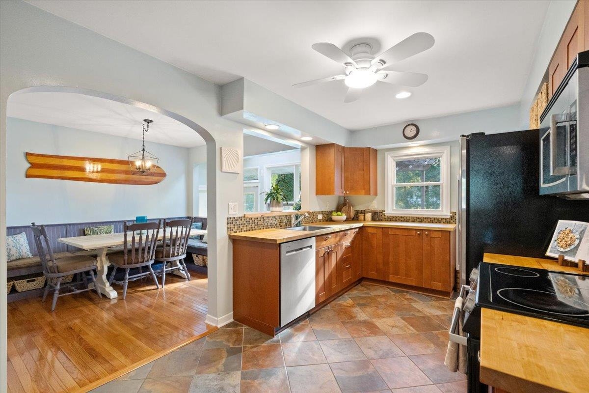 5133 Tomahawk Trail Madison, WI 53705 - Photo 10 of 54