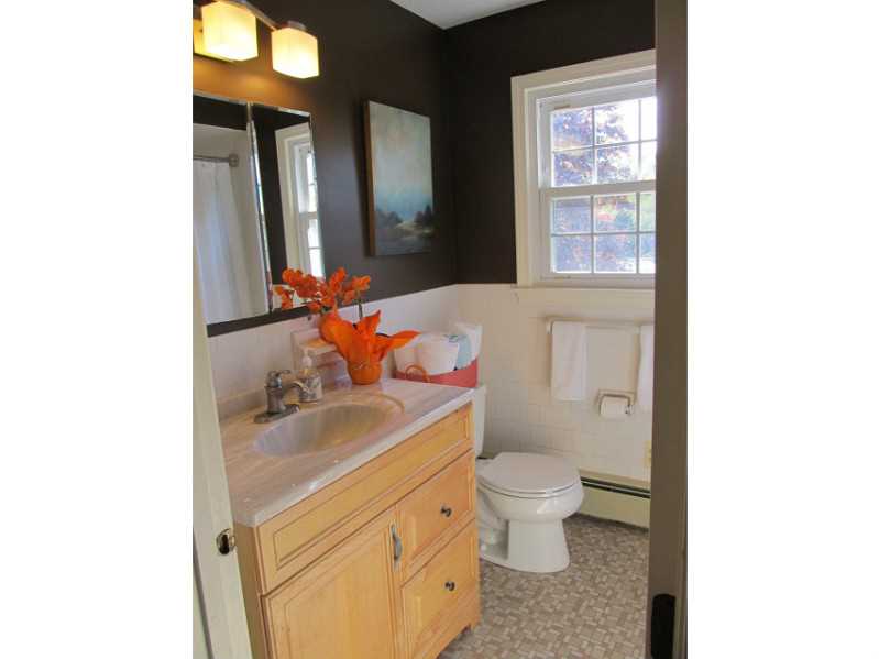 110 Robin Road Portsmouth, RI 02871 - Photo 17 of 25 Bathroom.