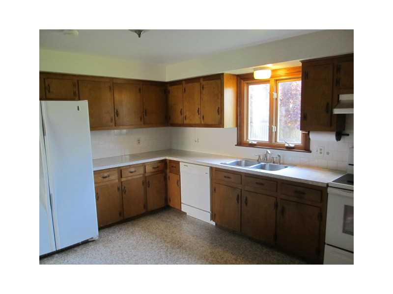 110 Robin Road Portsmouth, RI 02871 - Photo 22 of 25 Kitchen.