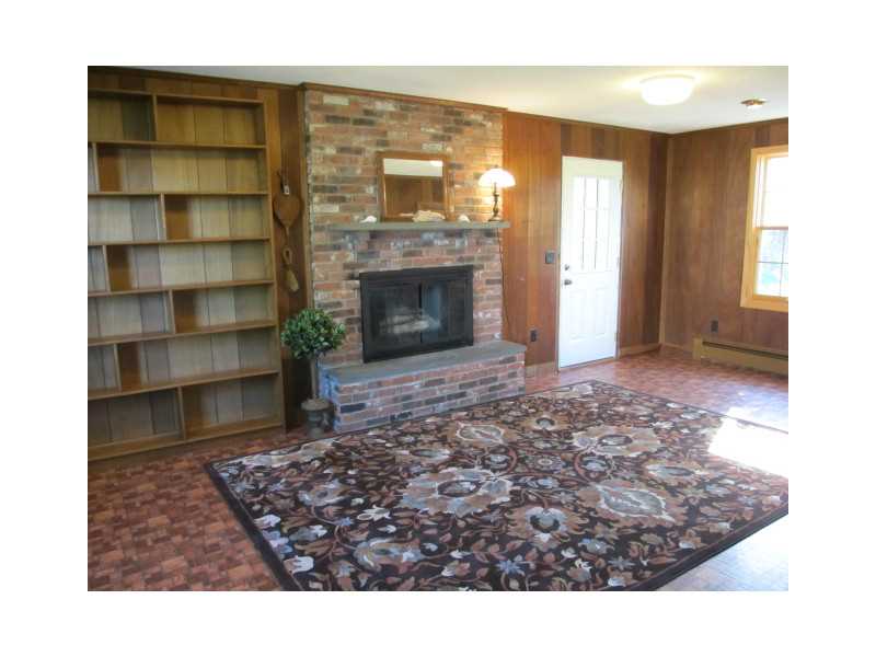 110 Robin Road Portsmouth, RI 02871 - Photo 8 of 25 Den/Family/Great Room.