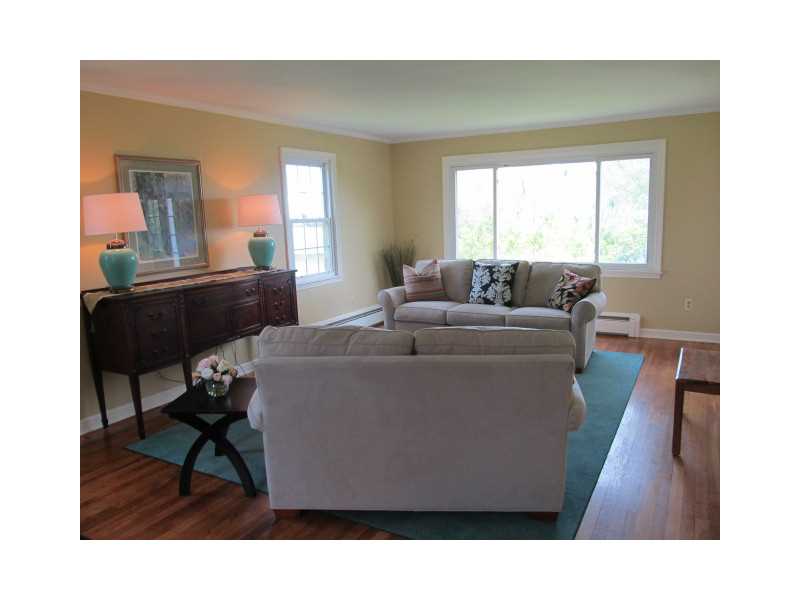 110 Robin Road Portsmouth, RI 02871 - Photo 10 of 25 Living Room.