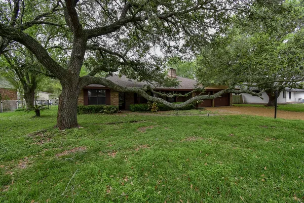 a view of a house with backyard