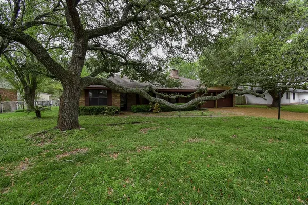 a view of a house with backyard