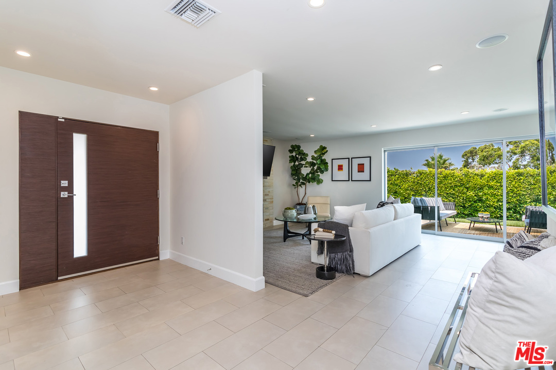 15414 Longbow Drive Sherman Oaks, CA 91403 - Photo 4 of 37