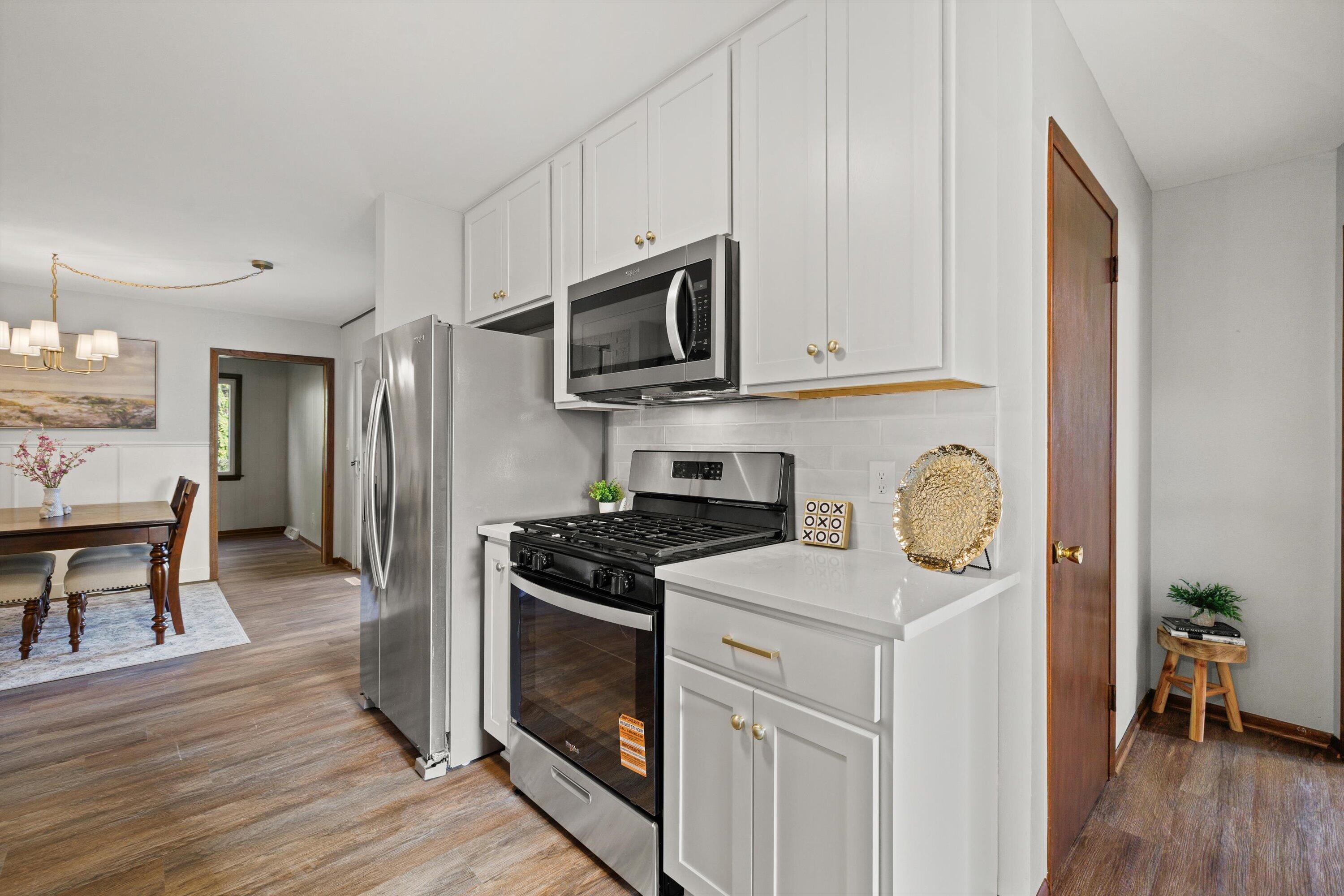 726 Royal Park Road Caledonia, WI 53402 - Photo 23 of 29 Fresh, Bright Kitchen Ready for Life