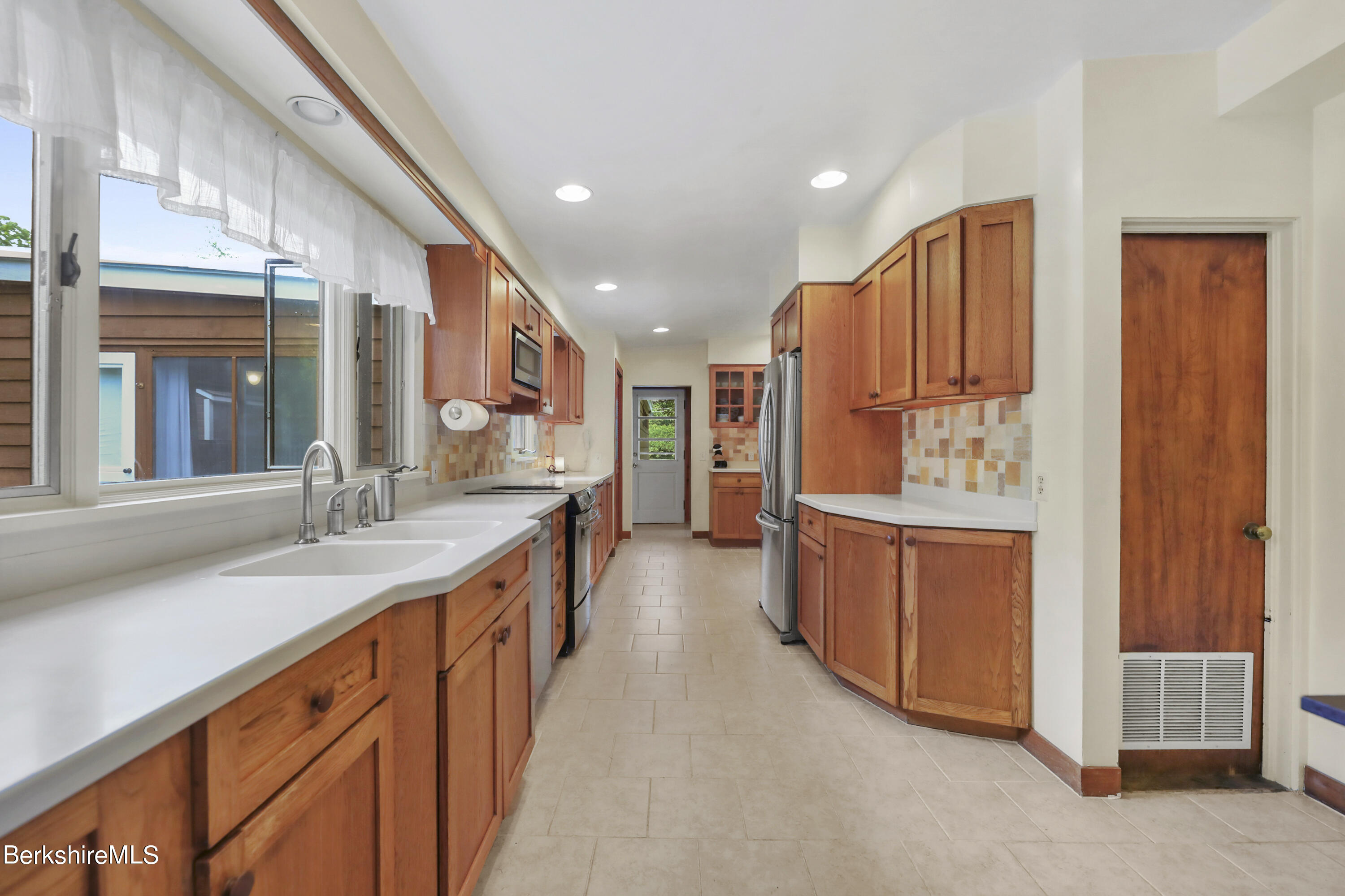 145 East New Lenox Road Pittsfield, MA 01201 - Photo 15 of 48 80 Kitchen