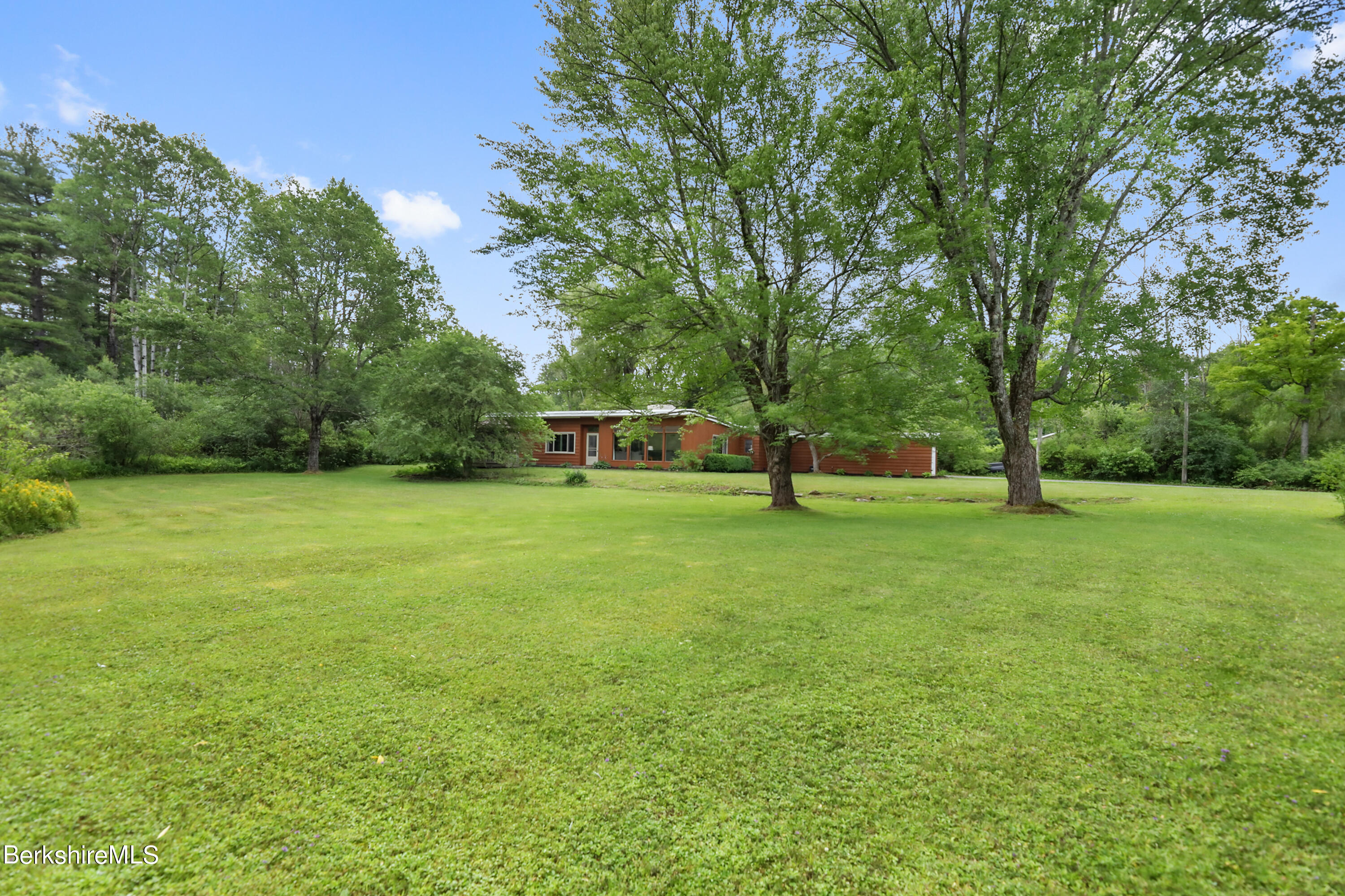 145 East New Lenox Road Pittsfield, MA 01201 - Photo 41 of 48 235 Front Yard