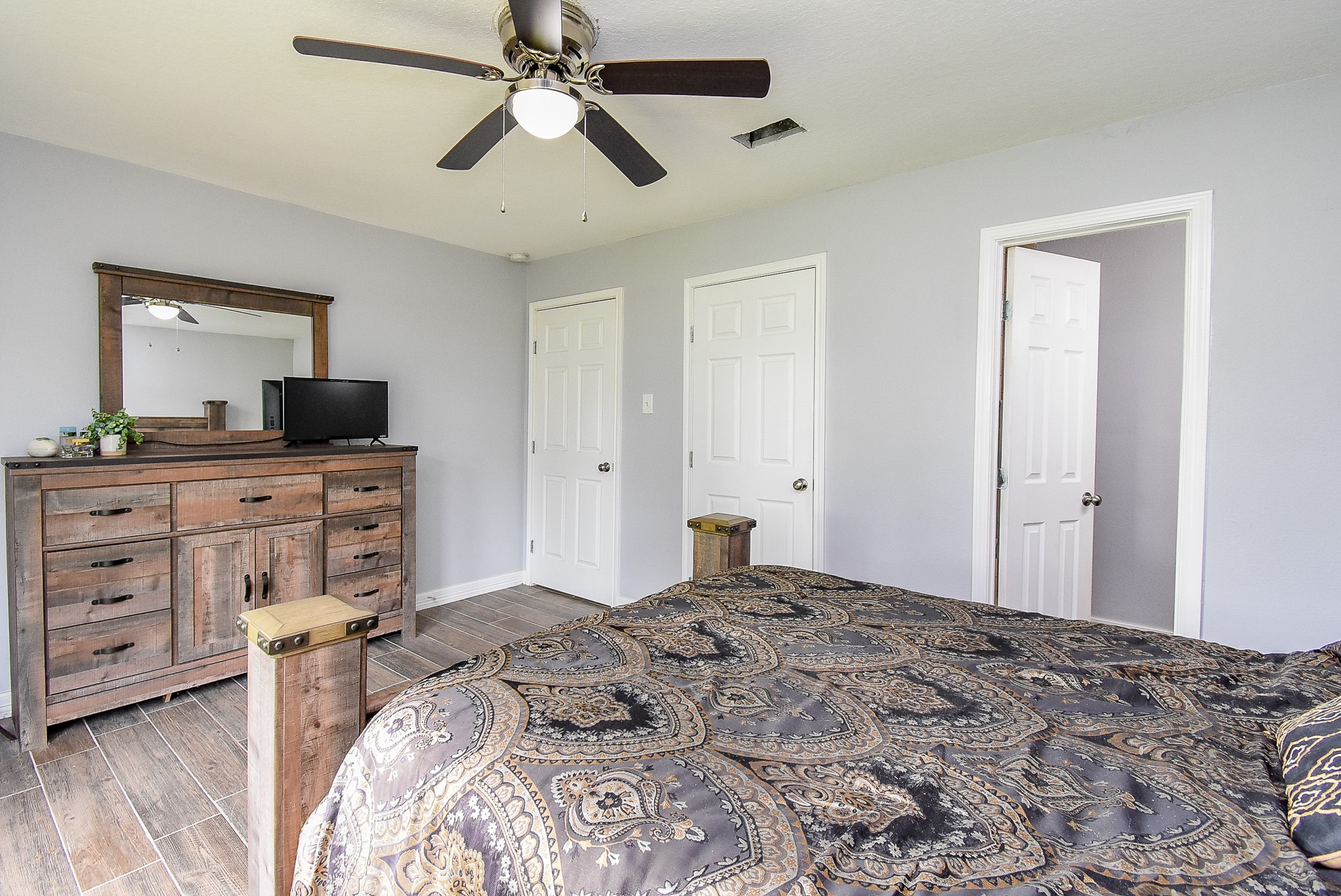 3818 County Road 36 Angleton, TX 77515 - Photo 25 of 49 a bedroom with a bed and a mirror on dresser