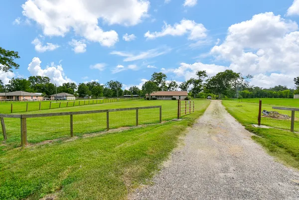 $796,000 | 3818 County Road 36, Angleton, TX 77515