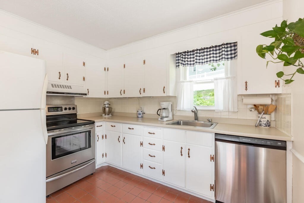 67 Longfellow Road Reading, MA 01867 - Photo 10 of 30 Gallery Image 10