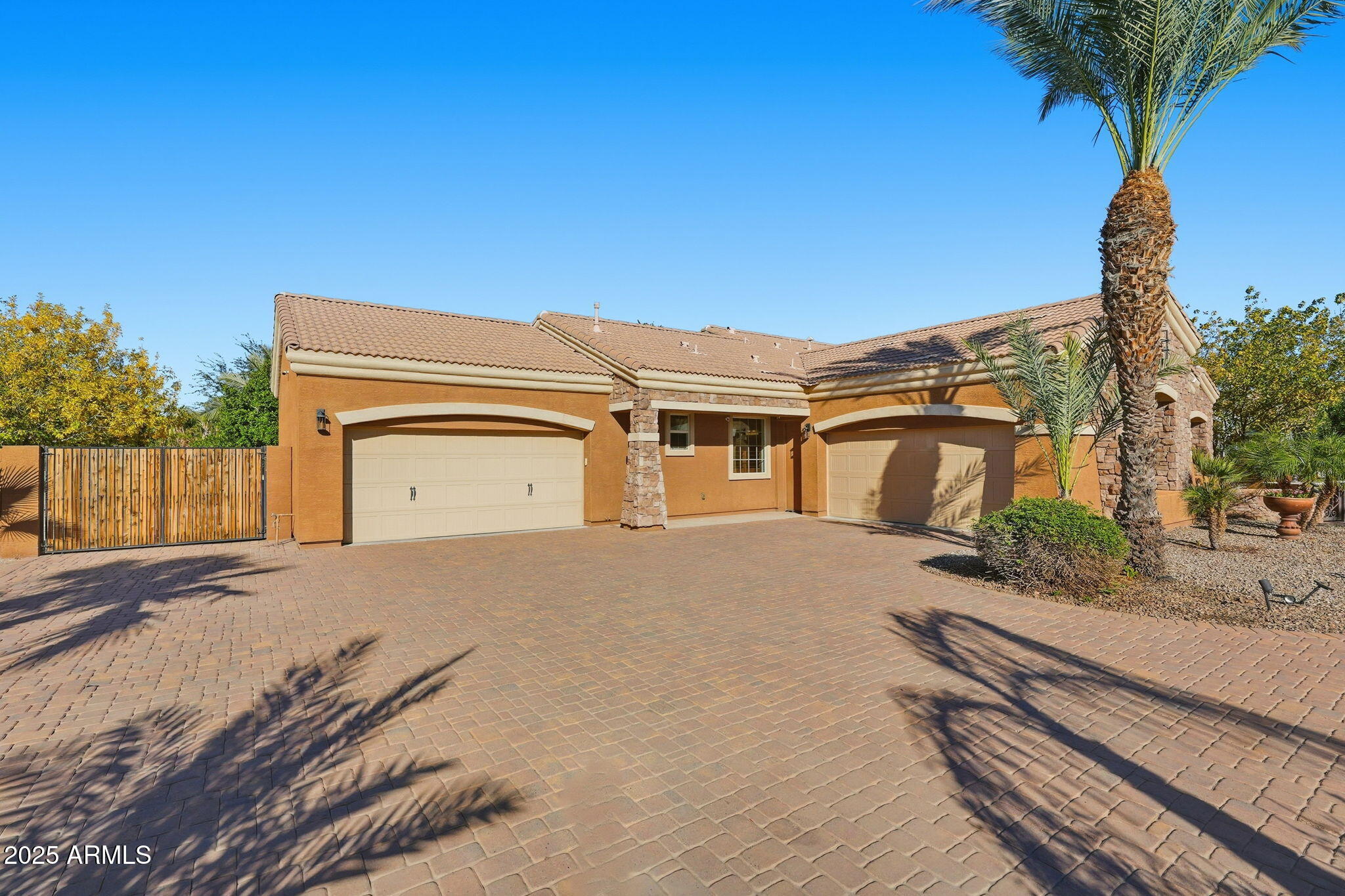 2218 East Brooks Farm Road Gilbert, AZ 85298 - Photo 9 of 60 Front of home