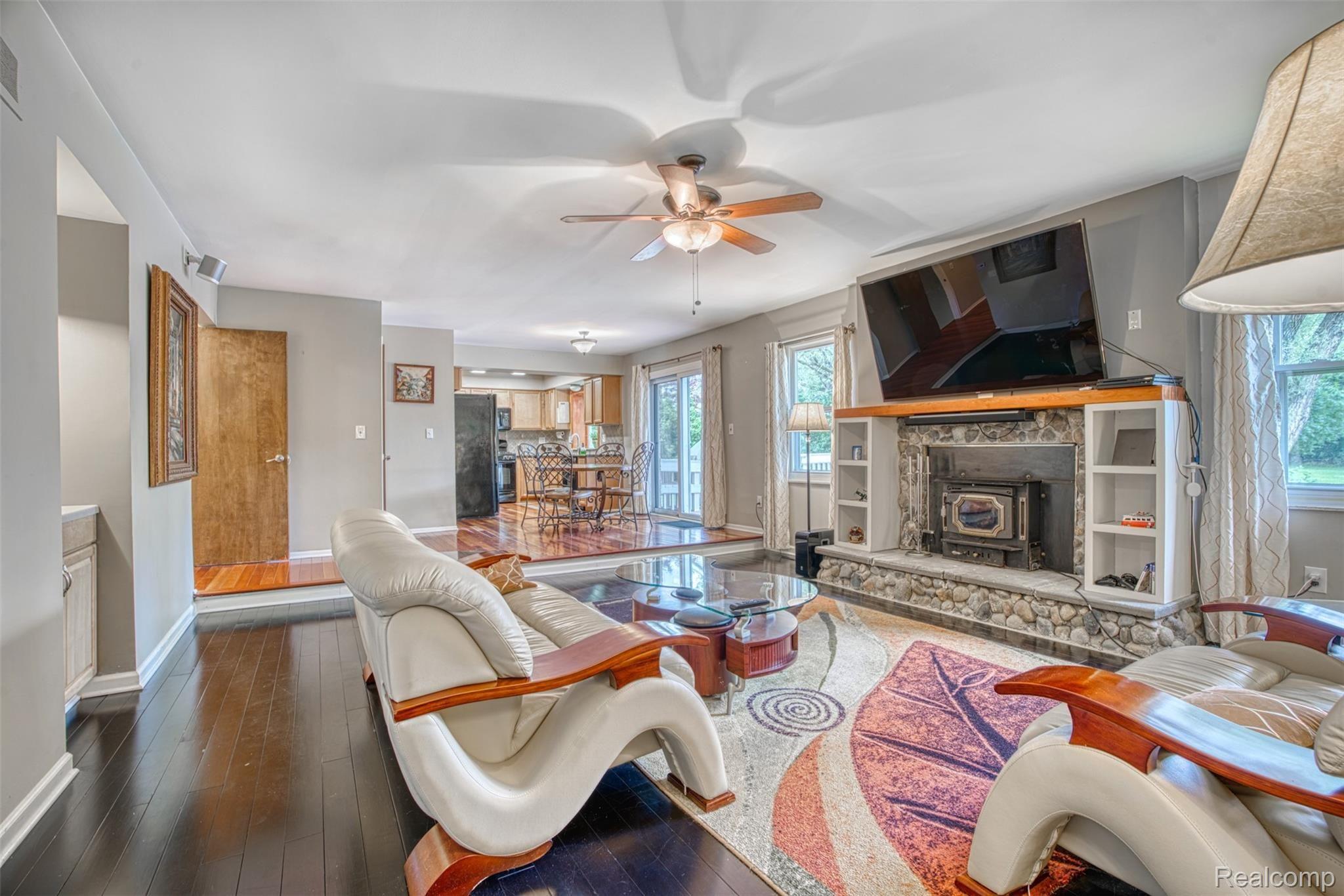 949 Homestead Court Rochester, MI 48309 - Photo 13 of 39 Family Rm to Breakfast Nook.jpg