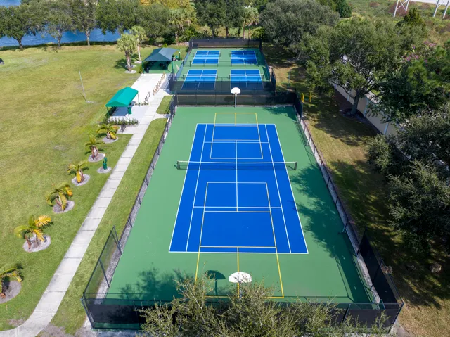 a view of a tennis ground with a sitting area