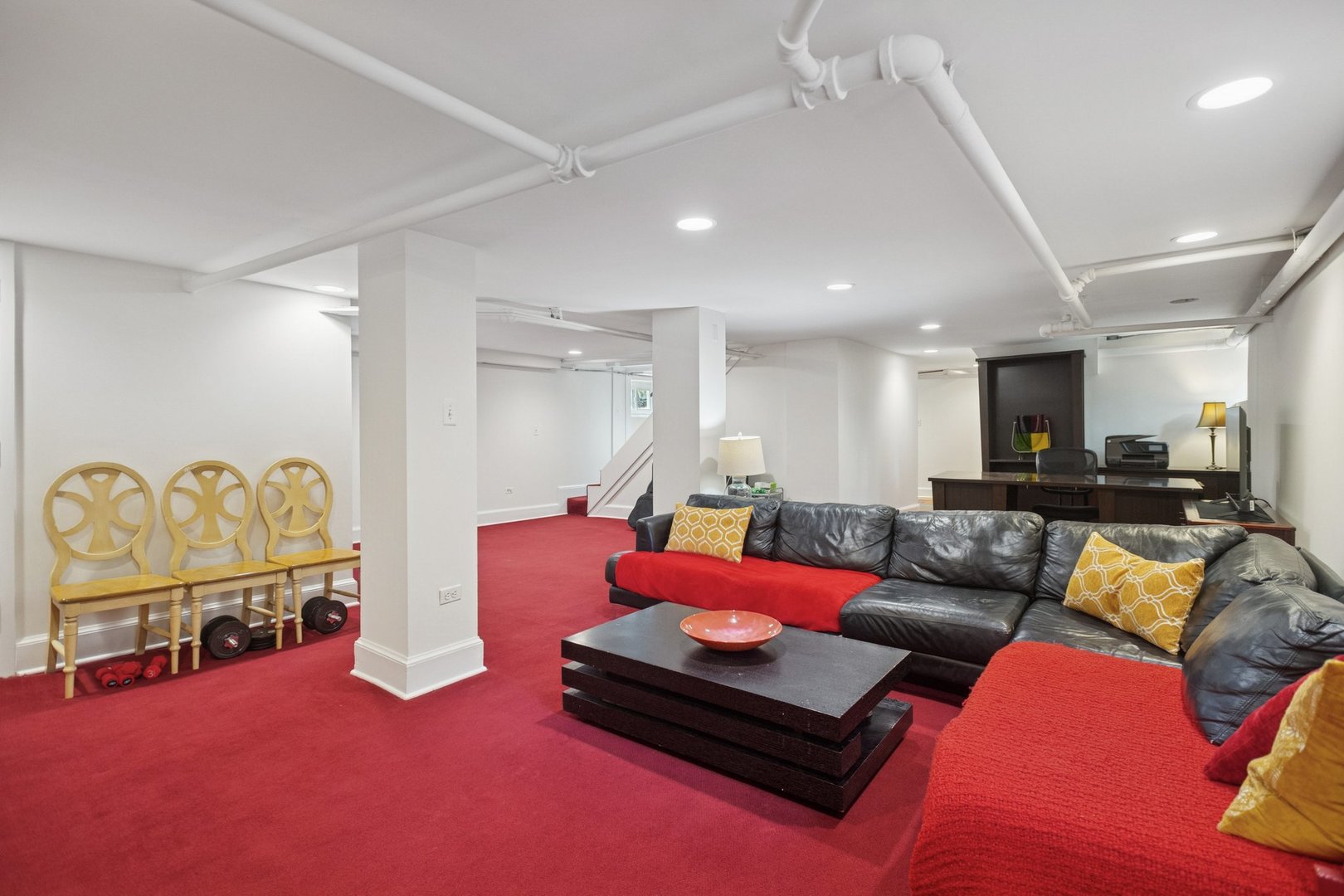 228 Poplar Street Winnetka, IL 60093 - Photo 20 of 34 a living room with furniture and a flat screen tv