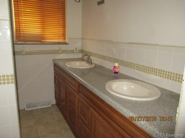 5325 Clio Road Flint, MI 48504 - Photo 10 of 17 Gallery Image 10