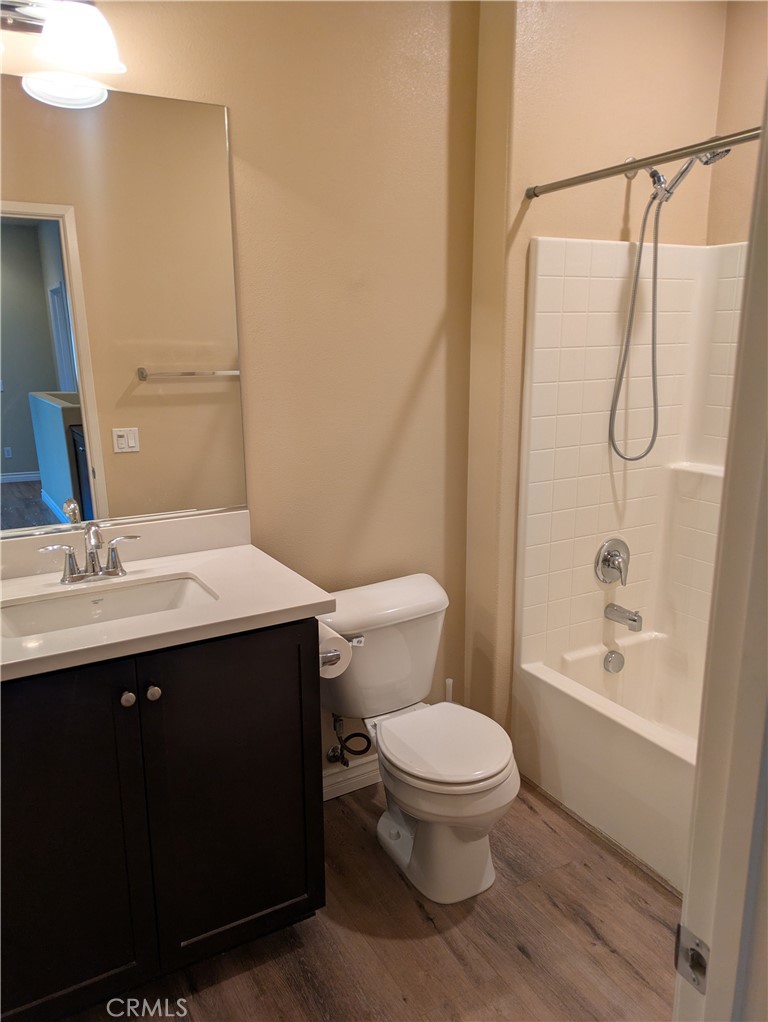 42945 Avenida Amistad Temecula, CA 92592 - Photo 25 of 32 Upstairs shared bathroom