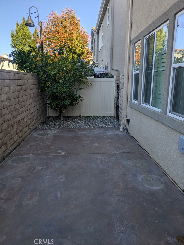 42945 Avenida Amistad Temecula, CA 92592 - Photo 30 of 32 Private outdoor patio with lemon tree