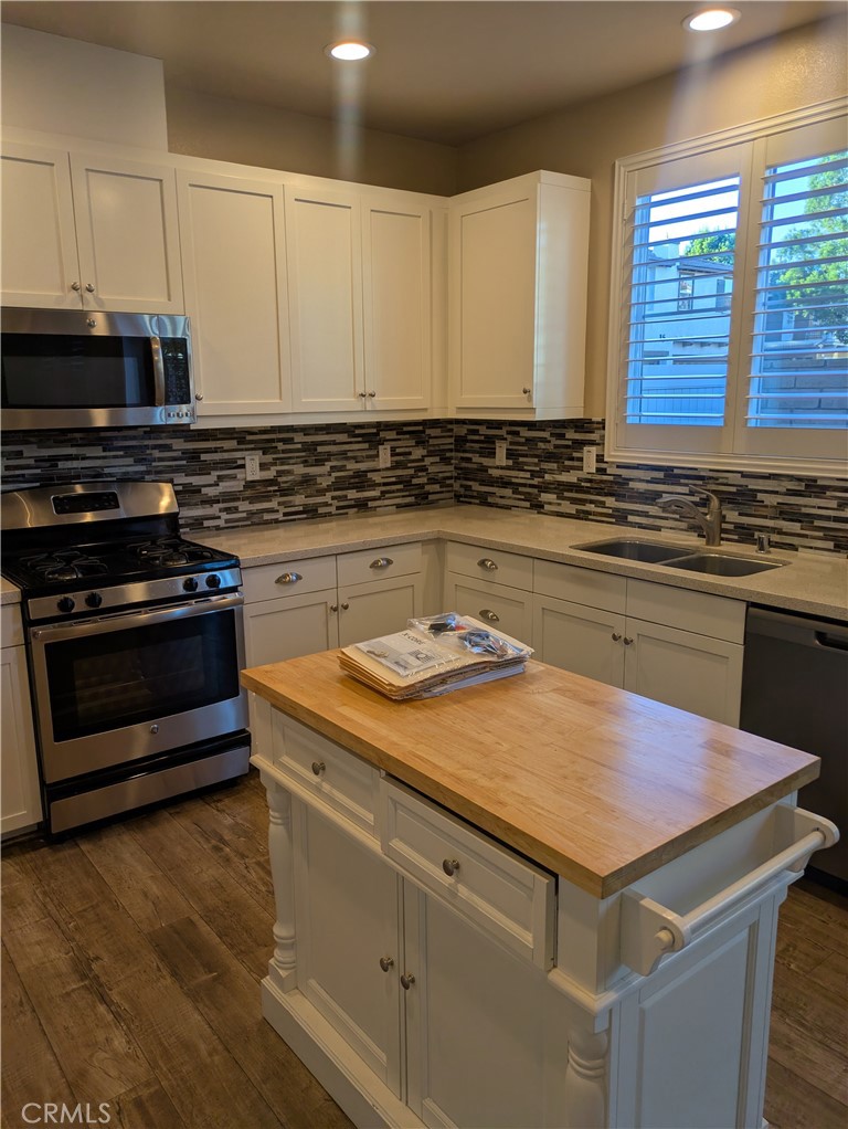 42945 Avenida Amistad Temecula, CA 92592 - Photo 9 of 32 kitchen has gas range