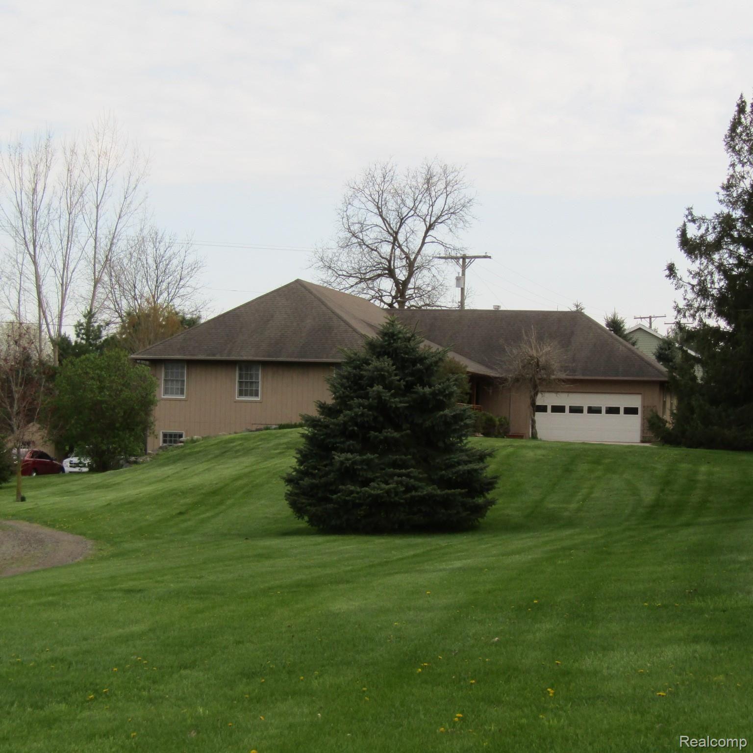 1699 Dutcher Road Howell, MI 48843 - Photo 37 of 38 dutcher home side.JPG