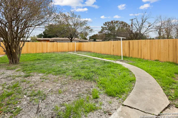a view of a back yard