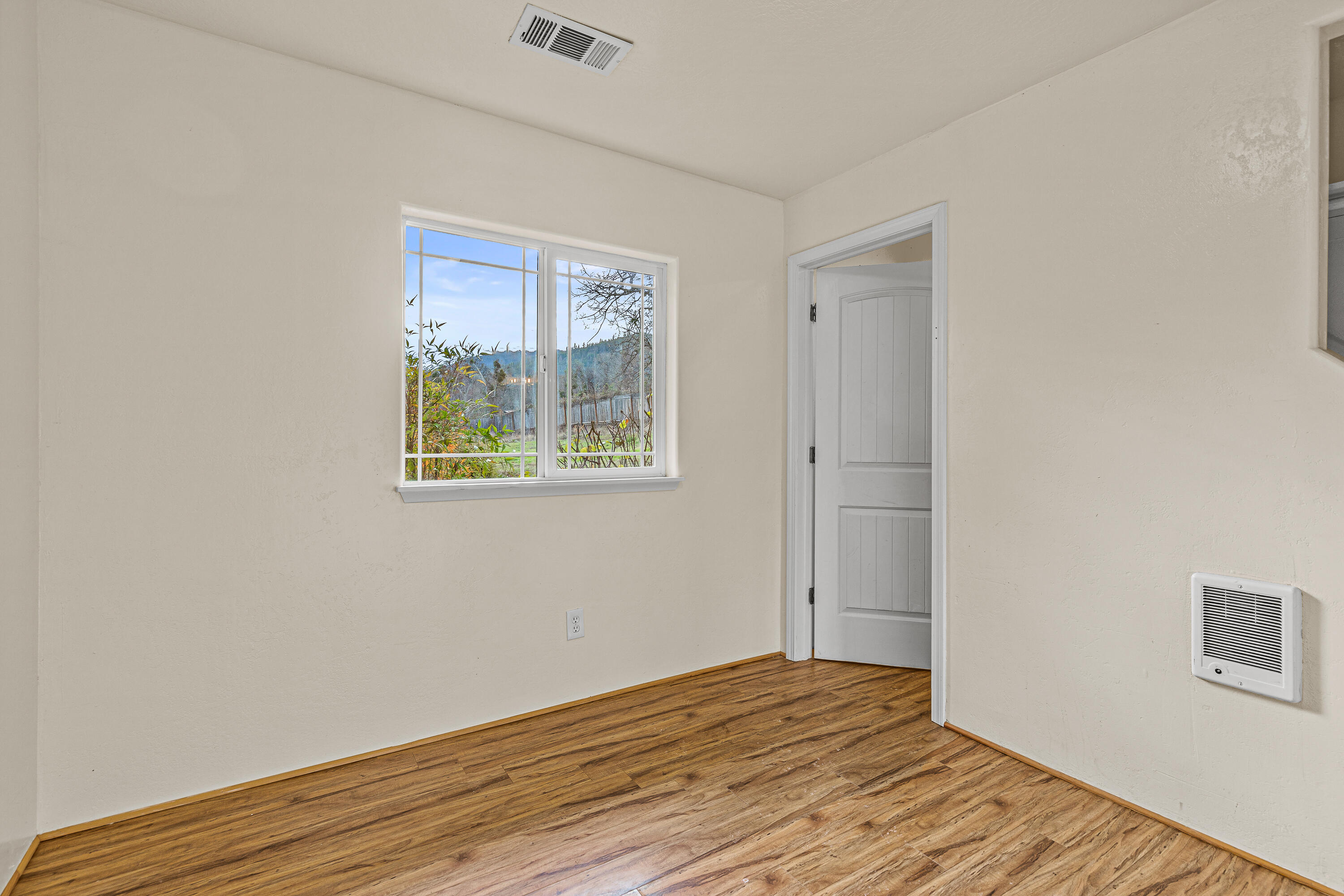 4260 Clayton Road Ashland, OR 97520 - Photo 23 of 41 Bedroom