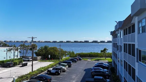 $1,350 | 1502 South Lakeside Drive, Unit 419, Lake Worth Beach, FL 33460