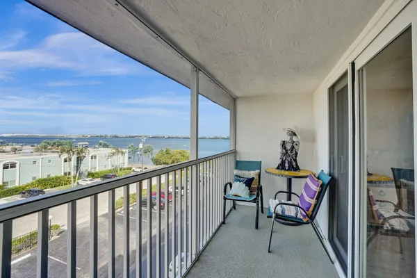 $1,350 | 1502 South Lakeside Drive, Unit 419, Lake Worth Beach, FL 33460