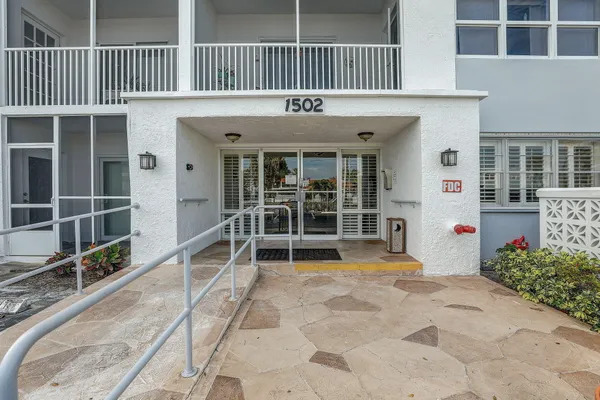 $1,350 | 1502 South Lakeside Drive, Unit 419, Lake Worth Beach, FL 33460