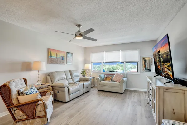 $1,350 | 1502 South Lakeside Drive, Unit 419, Lake Worth Beach, FL 33460