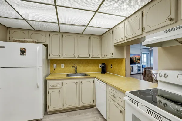 $1,350 | 1502 South Lakeside Drive, Unit 419, Lake Worth Beach, FL 33460