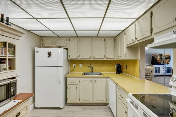 $1,350 | 1502 South Lakeside Drive, Unit 419, Lake Worth Beach, FL 33460