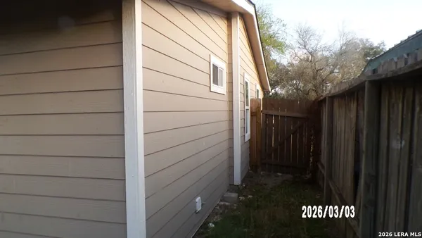 $2,100 | 1003 East Randall Street, Beeville, TX 78102
