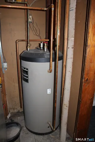 $299,999 | 211 Macktown Road, Windsor, CT 06095