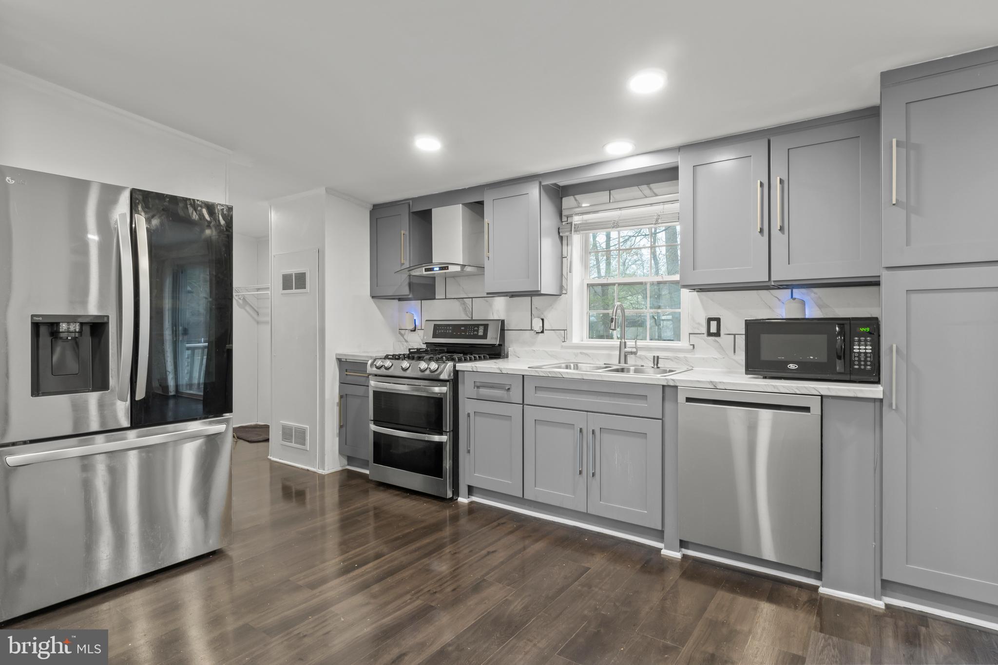 151 Robin Drive West Deptford, NJ 08066 - Photo 6 of 17 a kitchen with granite countertop a refrigerator stove and sink